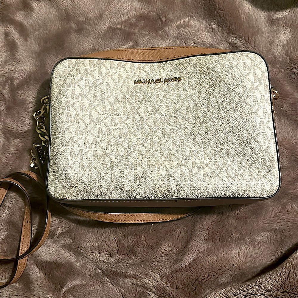 Mk purse in vanilla/white cream …